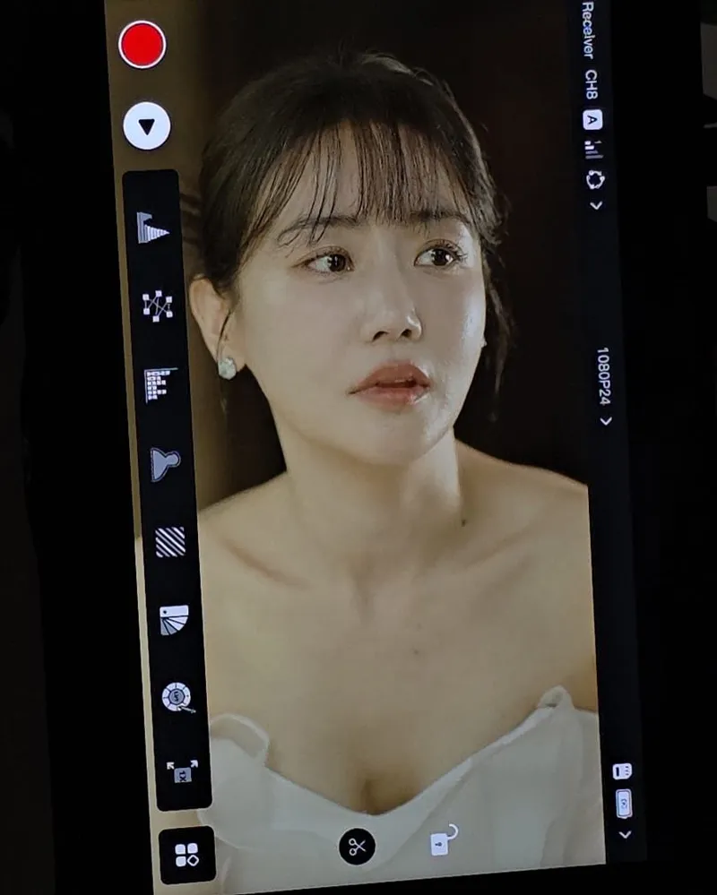 “멍하니 고인 눈빛의 여운”…황우슬혜, 촬영장 속 압도→순간 포착 / 배우 황우슬혜 인스타그램