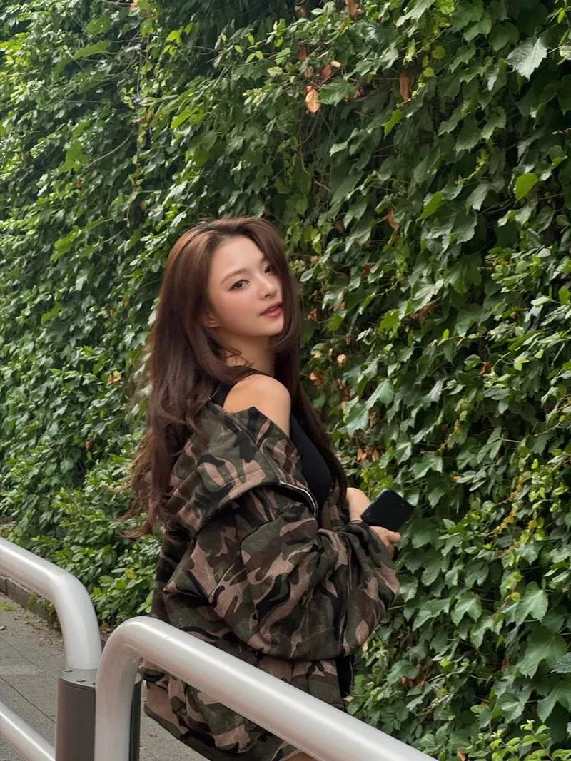 “초여름 푸르름을 닮은 시선”…이나경, 여운 짙은 군더더기 없는 순간→반전 강렬 패션 / 걸그룹 프로미스나인 이나경 인스타그램