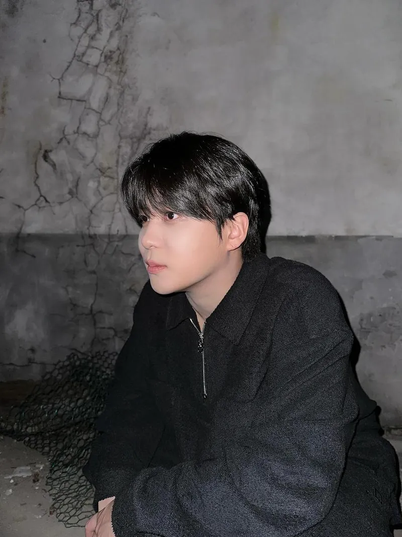“묵직한 시선에 담긴 여운”…종호, 고요한 밤→강렬한 존재감 / 그룹 에이티즈 종호 인스타그램