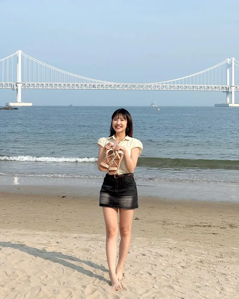 “부싸아아앙”…류민희, 부산 바다 위 웃음→초여름 감성 샌들 인증 / 가수 류민희 인스타그램