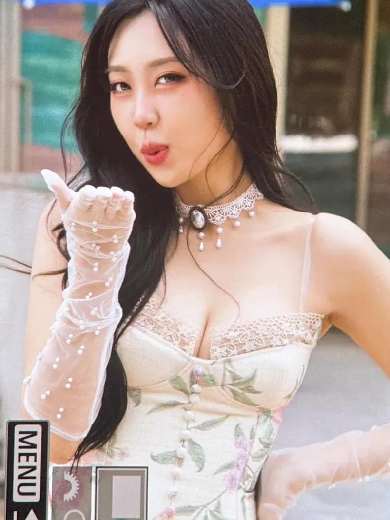 “내 팬들이 찍어준 사진이야 어때 부럽지”…이영지, 화사한 설렘→초여름 입맞춤 / 가수 이영지 인스타그램