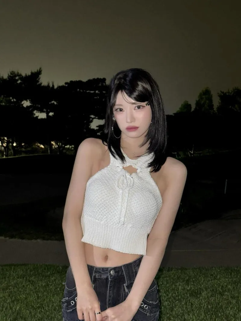 “밤의 온기가 번지는 순간”…시윤, 정적 속 빛남→여름밤 청량 미모 / 걸그룹 빌리 시윤 인스타그램