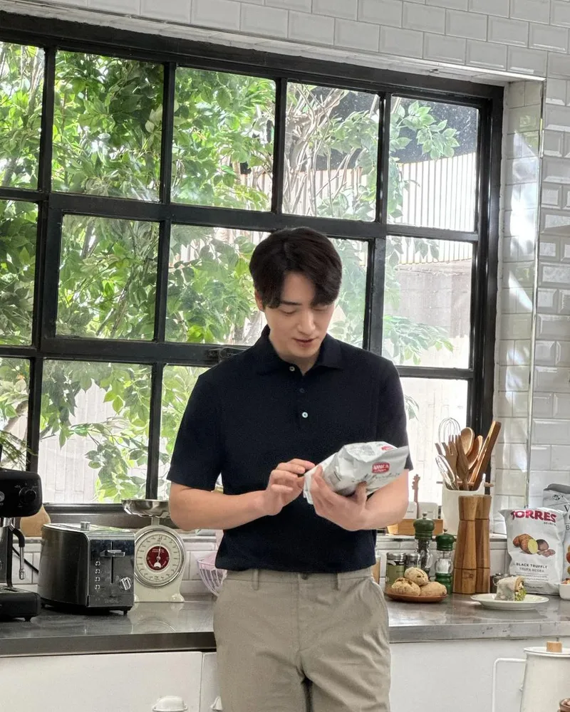 “창밖의 초록이 닿는 순간”…이준혁, 고요한 주방→조용한 설렘 기록 / 배우 이준혁 인스타그램