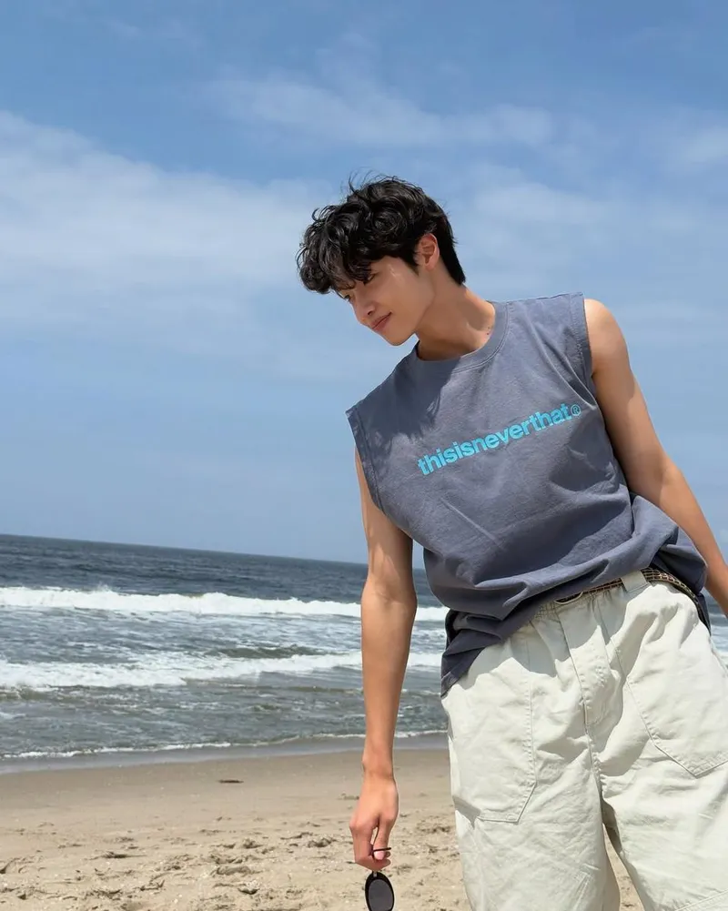 “바람에 녹아든 순간”…손동표, 여름 해변→청량한 자유 / 가수 손동표 인스타그램