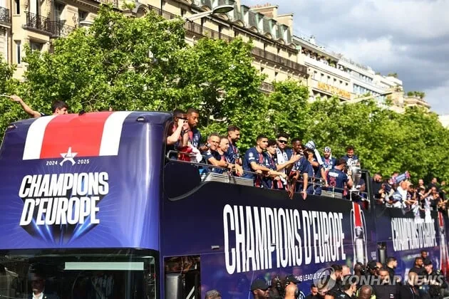 “UCL 첫 우승 카퍼레이드”…PSG, 샹젤리제 행진→파리 11만 팬 열광 / 연합뉴스