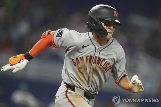 “한 달 만에 벤치 휴식”…이정후, 마이애미전 9회 대수비→샌프란시스코 4-2 승리 / 연합뉴스