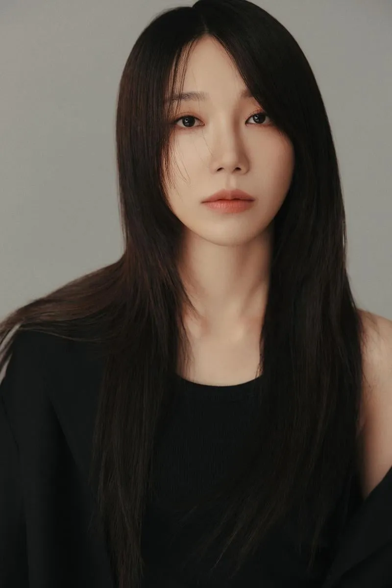 “시크한 미소”…정은지, 새 프로필 이미지→팔색조 매력 눈길 / 빌리언스