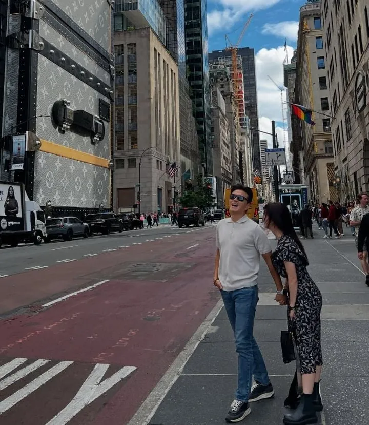 “따스한 손길로 맞잡았다”…진태현·박시은, 뉴욕에서 웃음→암 투병 극복 의지