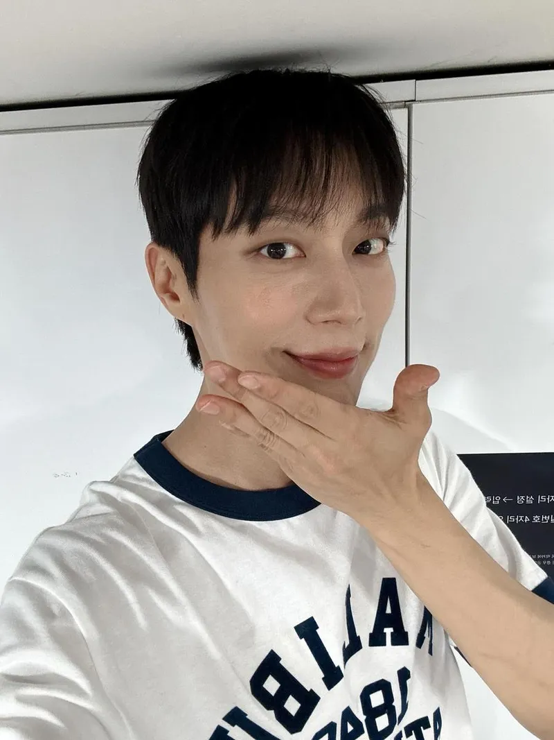 “오늘이 대망의 티켓팅날인가요”…윤두준, 밝은 미소로 전한 설렘→초여름 팬심 압도 / 그룹 하이라이트 윤두준 인스타그램