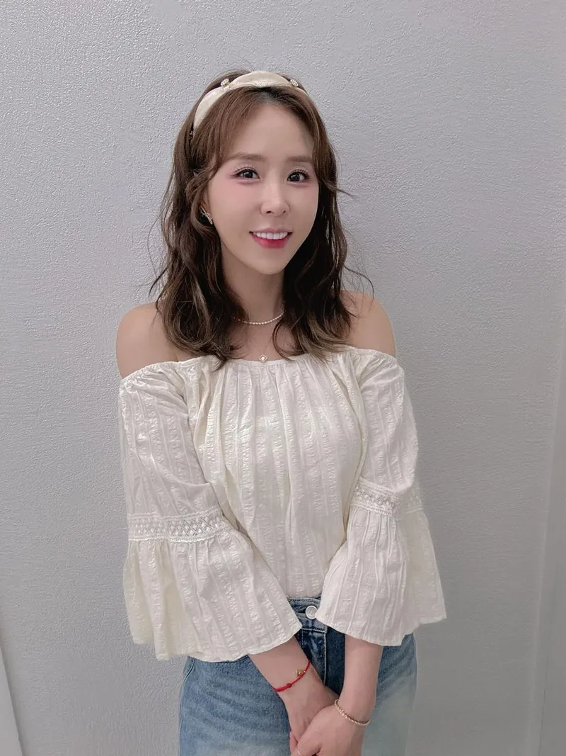 “오늘 많이 바쁠 예정”…신지, 햇살 같은 미소→청순한 여름 인상 / 코요태 신지 인스타그램