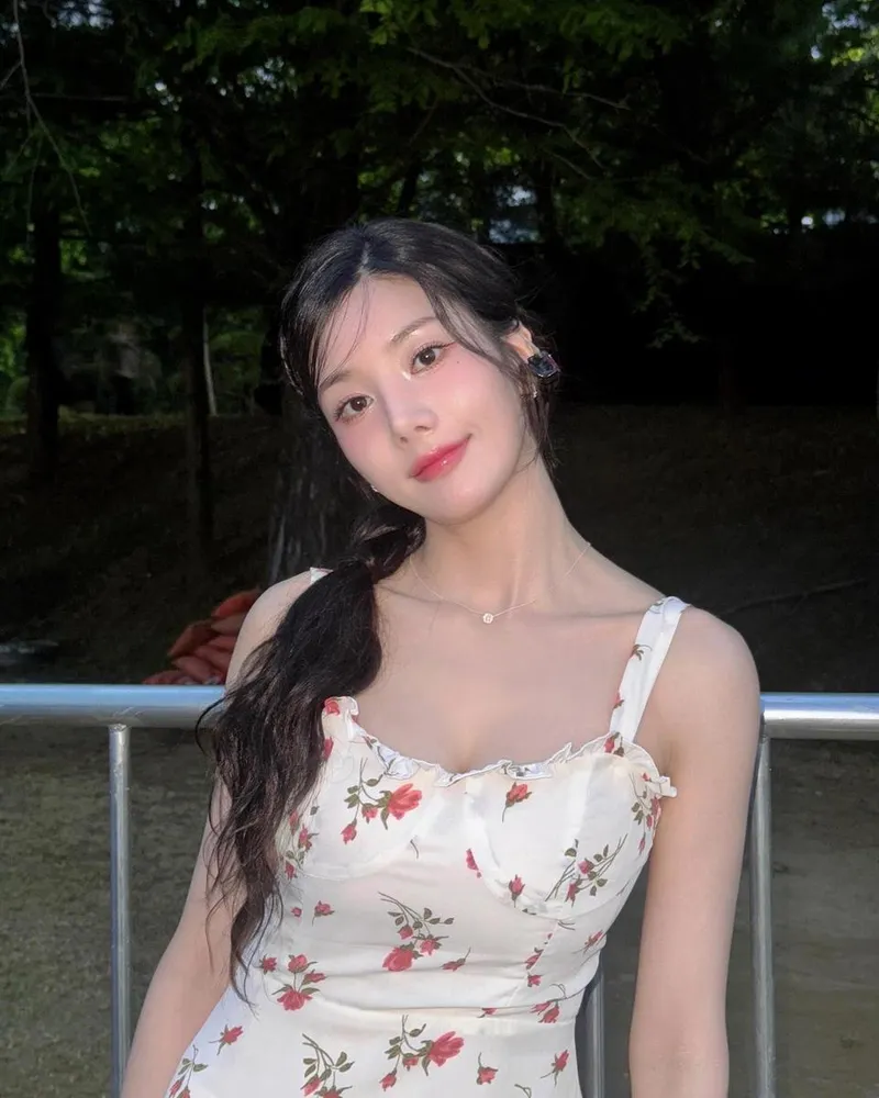 “햇살 아래 피어난 미소”…권은비, 초여름 감성→청순미 대폭발 / 가수 권은비 인스타그램