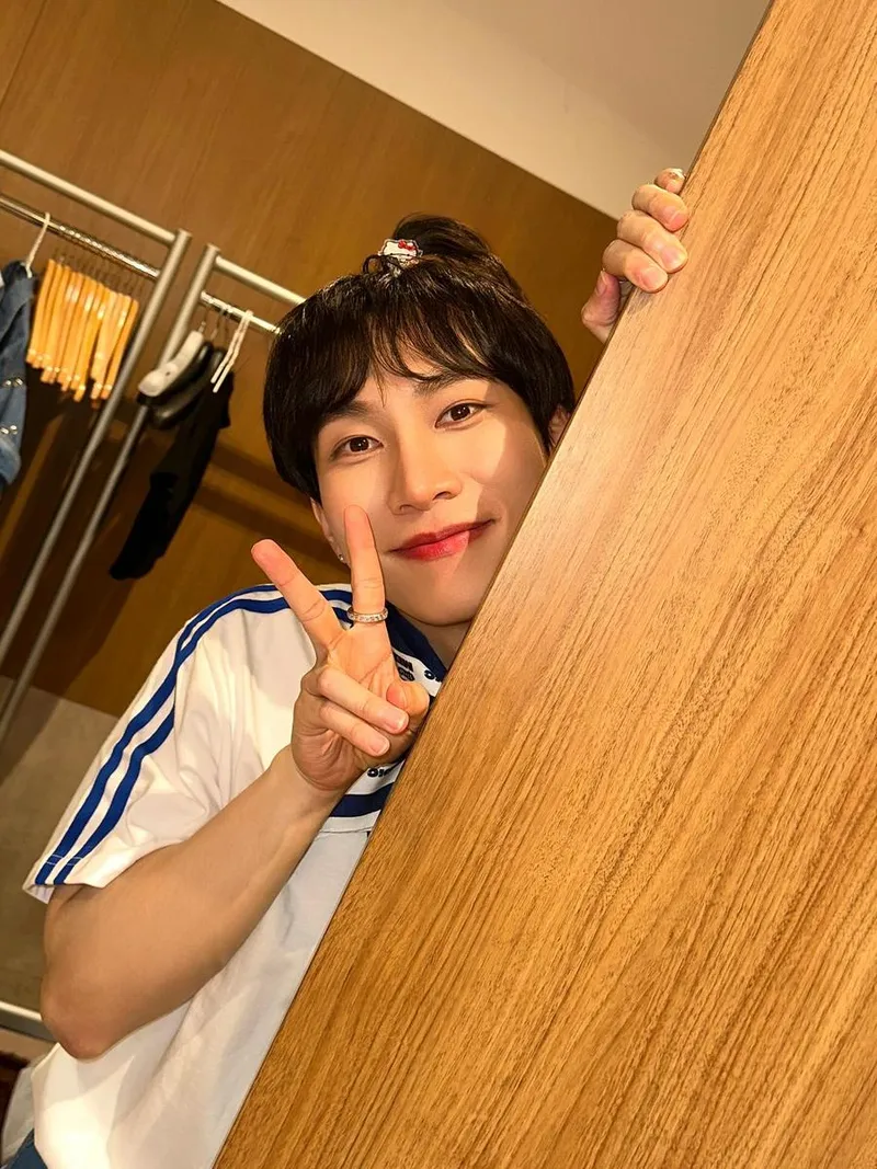 “귀요미 은광이 모였죠”…서은광, 문틈 너머 미소→청량 감성 폭발 / 그룹 비투비 서은광 인스타그램