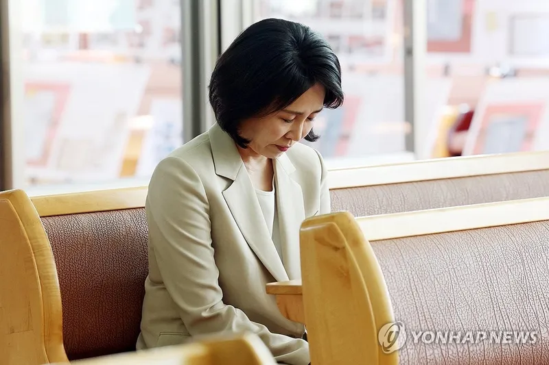 김혜경 여사, 진우스님·염수정 추기경 예방…조용한 내조 이어가