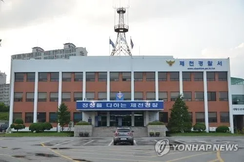 사전투표소 100m 안팎, 손목 붙잡은 순간