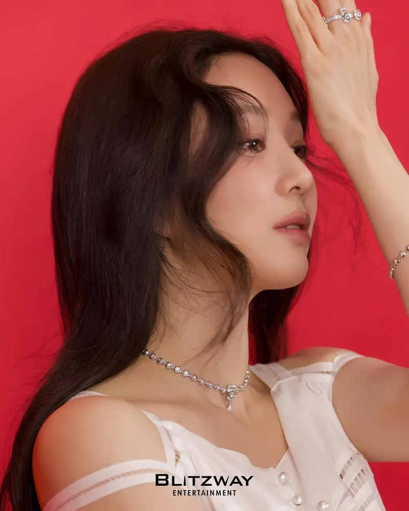 “은은한 빛 어루만지는 순간”…정려원, 붉은 배경 아래→우아한 분위기 압도 / 배우 정려원 인스타그램