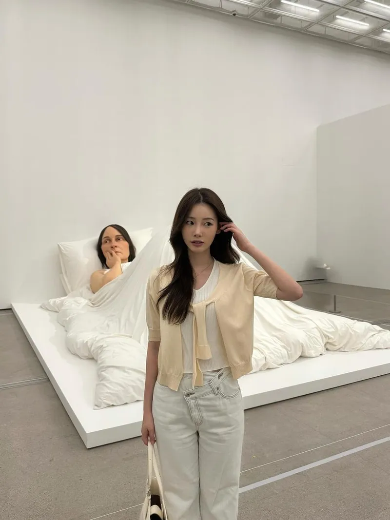 “모공 결 주름…어떻게 했지”…이유정, 갤러리 속 사유→고요한 청초함 / 환승연애3 출연자 모델 이유정 인스타그램
