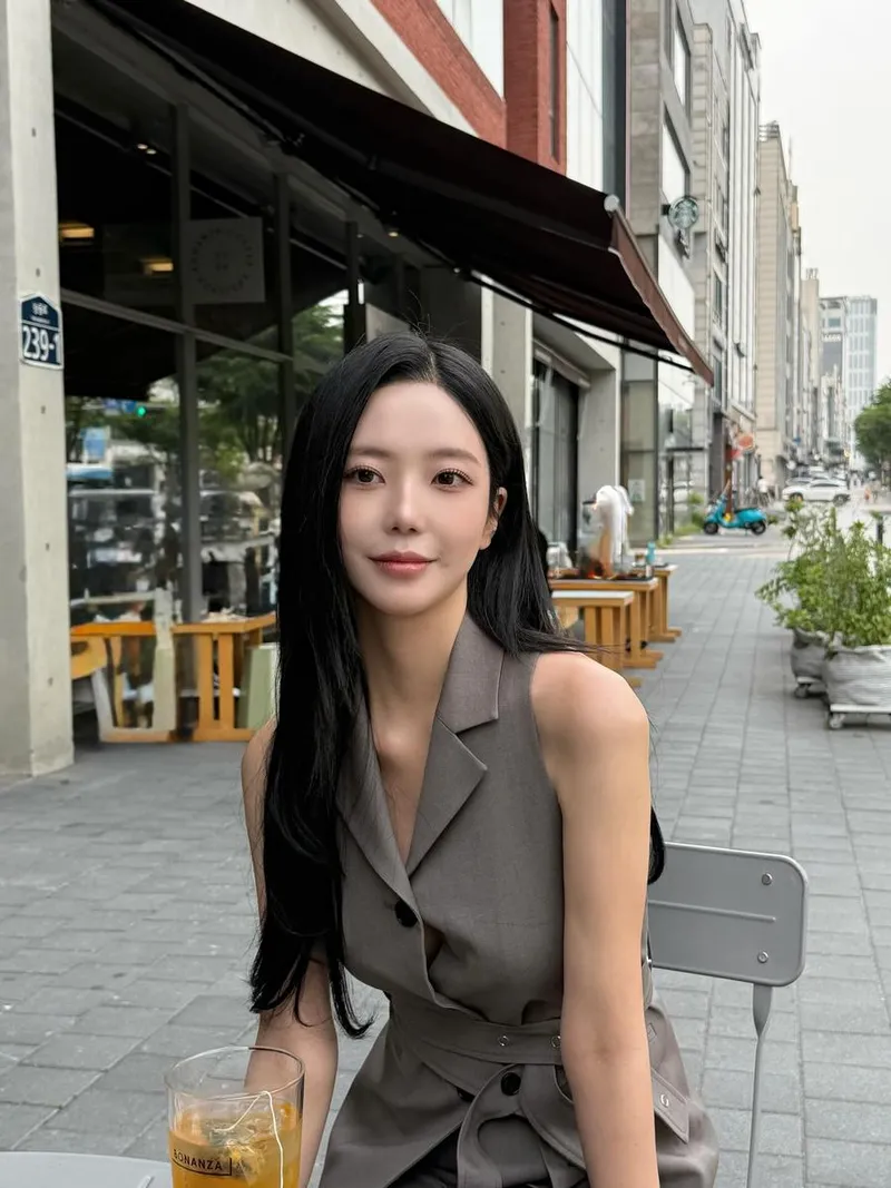 “오랜만에 여유 즐기기”…윤하정, 카페 앞 오후→편안함 가득한 미소 / 인플루언서 윤하정 인스타그램