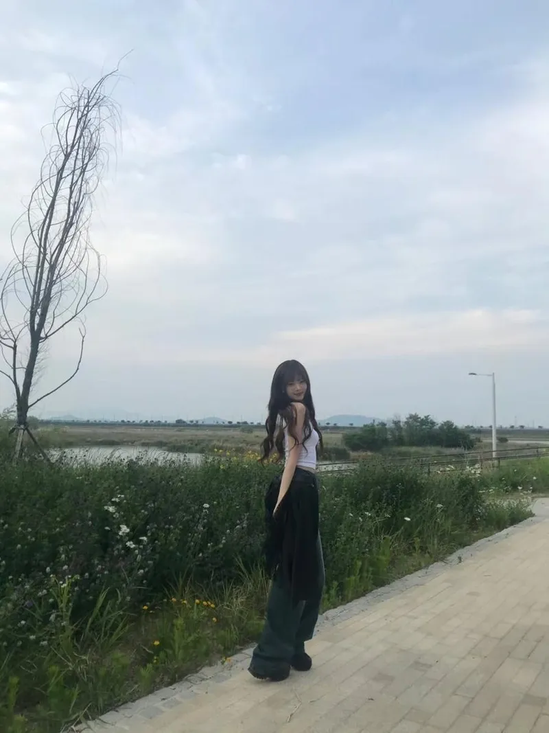 “바람 따라 스민 설레임”…홍은채, 초여름 산책→청량 미소로 물들다 / 걸그룹 르세라핌 홍은채 인스타그램