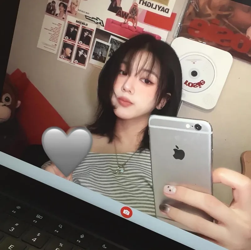 “낯선 하루의 단면”…임채현, 몽환적 시선→방 안 감성 셀피 / 배우 임채현 인스타그램