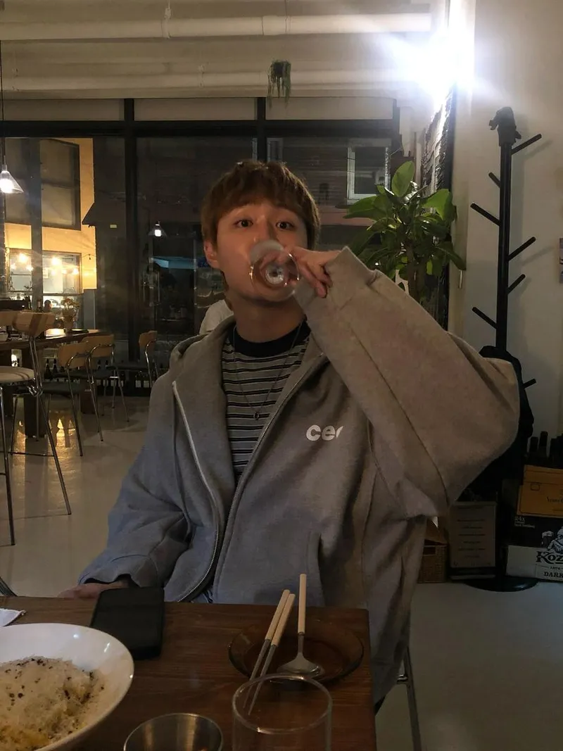 “무심한 시선 아래”…이주원, 일상 속 여유→분위기 가득한 저녁 / 환승연애3 출연자 음악 프로듀서 이주원 인스타그램