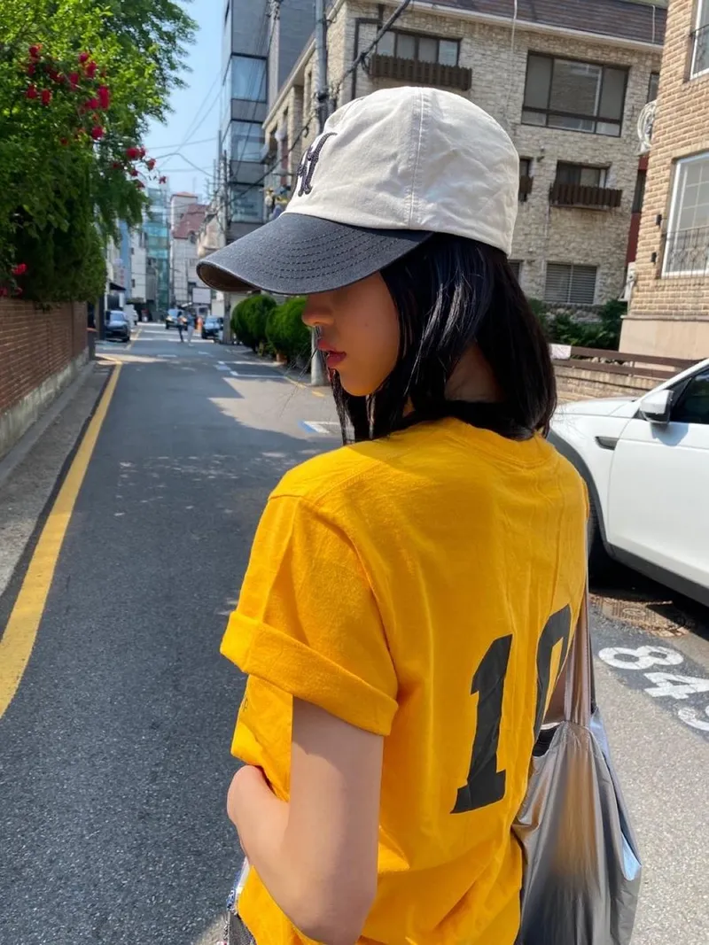 “햇살 속 조용한 반전”…유아, 노란빛 오후→도심 산책의 여운 / 걸그룹 오마이걸 유아 유시아 인스타그램