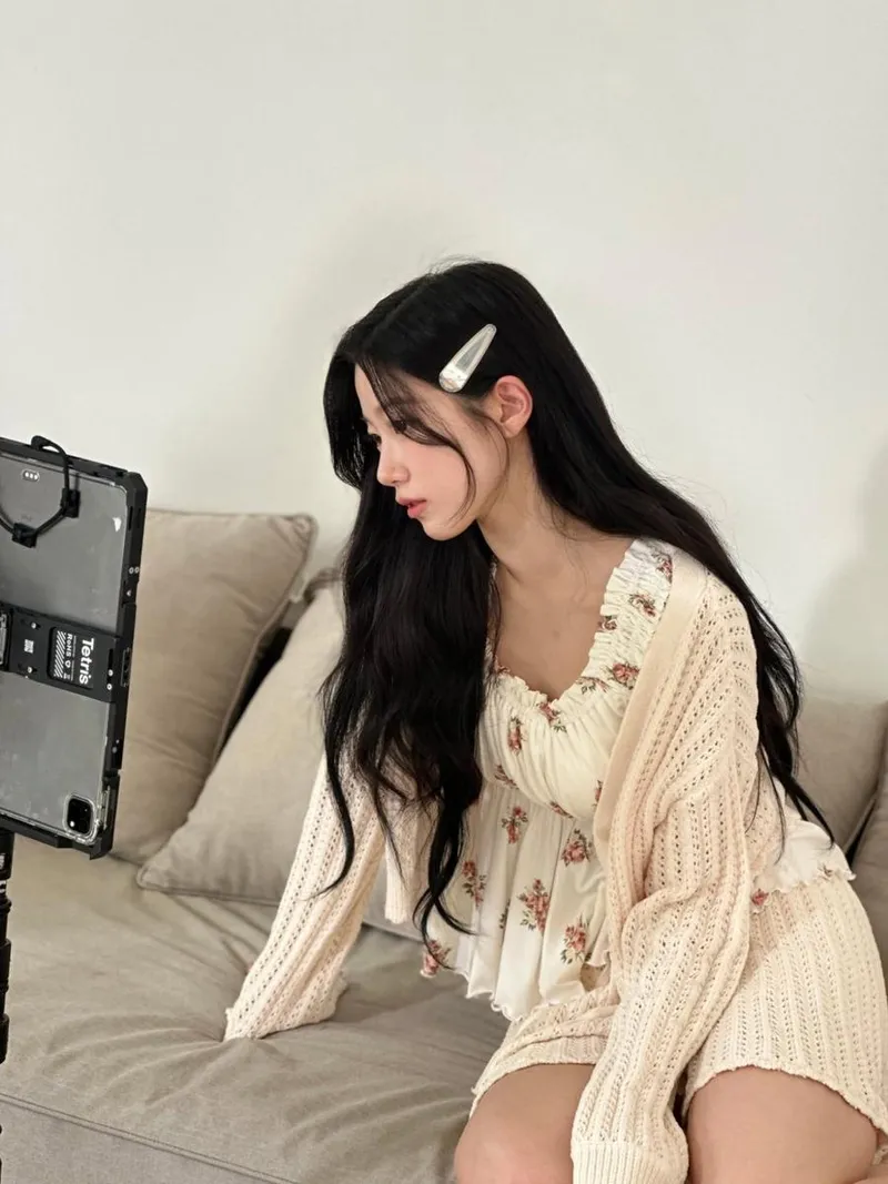“흐르는 오후의 정적”…카즈하, 고요한 시선→초여름 감성 폭발 / 걸그룹 르세라핌 카즈하 인스타그램