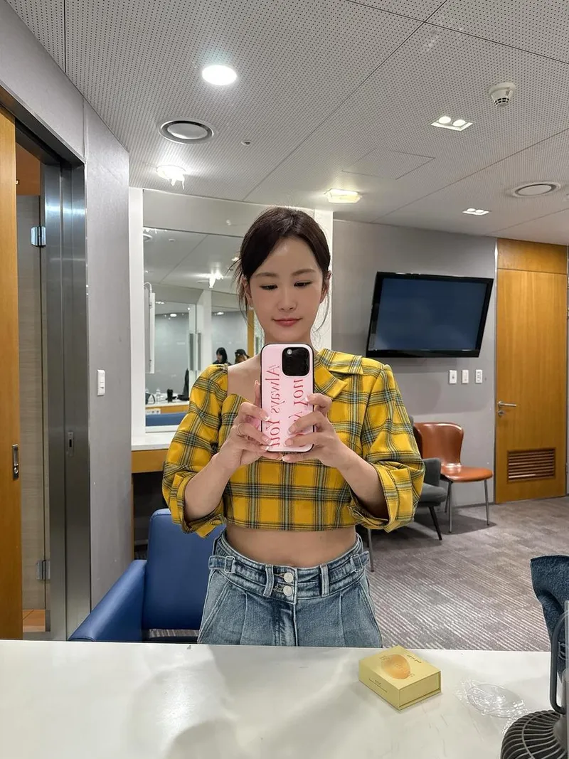 “크롭티 어울리는군”…김지민, 여름 앞둔 봄날→자신감 가득 미소 / 코미디언 김지민 인스타그램