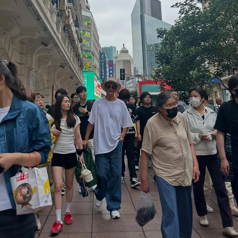 “도심 속 여유가 깃든 산책”…신현준, 회색빛 거리→일상 속 특별함 / 배우 신현준 인스타그램