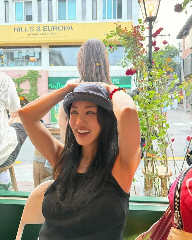 “햇살 가득한 오후처럼”…엄정화, 여름 미소→한낮의 휴식 / 배우, 가수 엄정화 인스타그램
