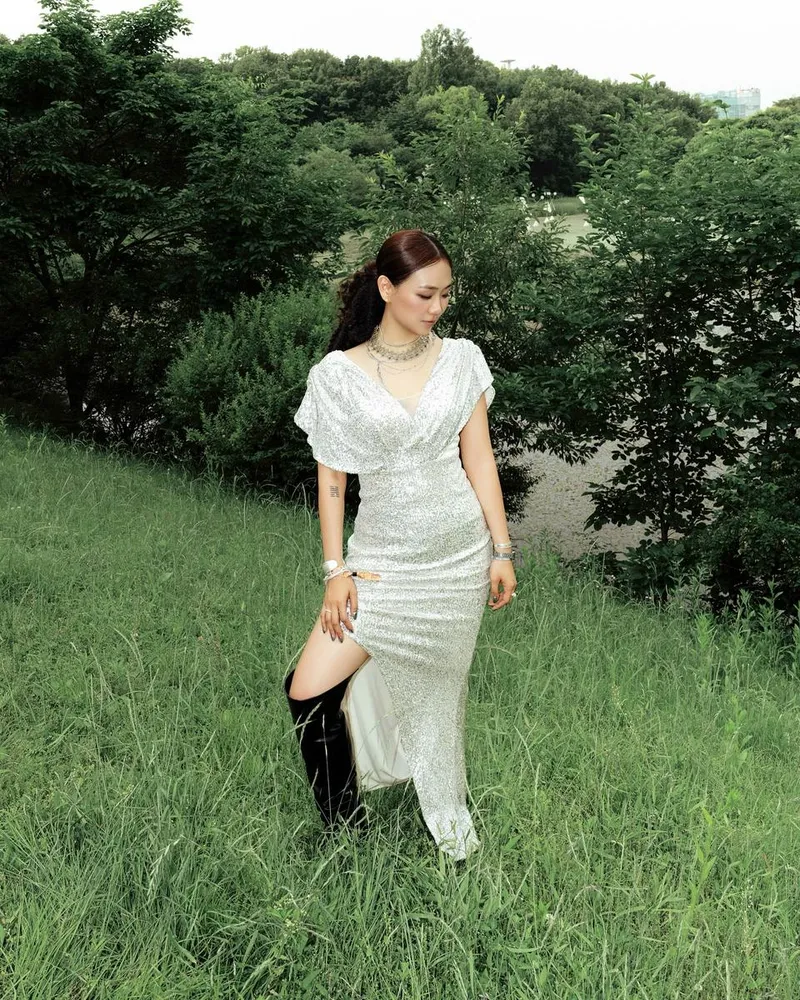 “잊지못할 꿈의 무대”…안신애, 여운 가득한 초여름→은빛 드레스 속 고요한 감성 / 가수 안신애 인스타그램