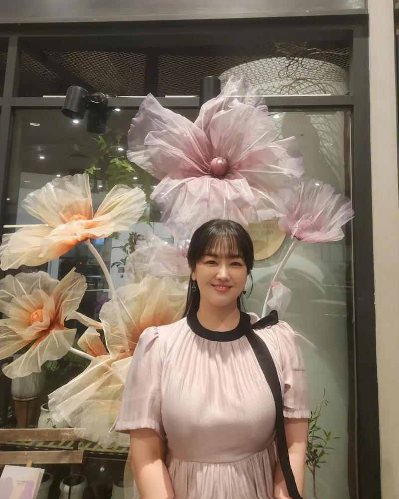 “은은한 미소처럼 피어난 오후”…정미애, 꽃 사이로 전한 설렘→여운 깊은 근황 / 가수 정미애 인스타그램