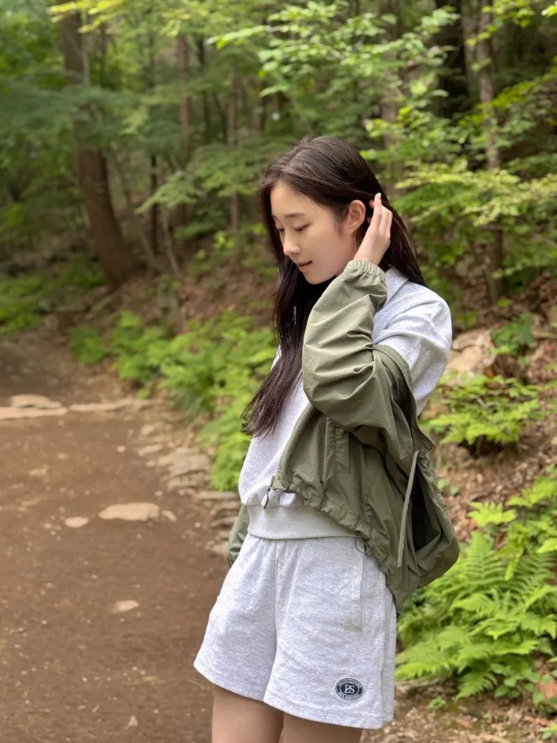 “초록이 물든 마음”…문채솔, 산길 따라 걷는 여름→여유의 순간 / 걸그룹 시그니처 문채솔 인스타그램