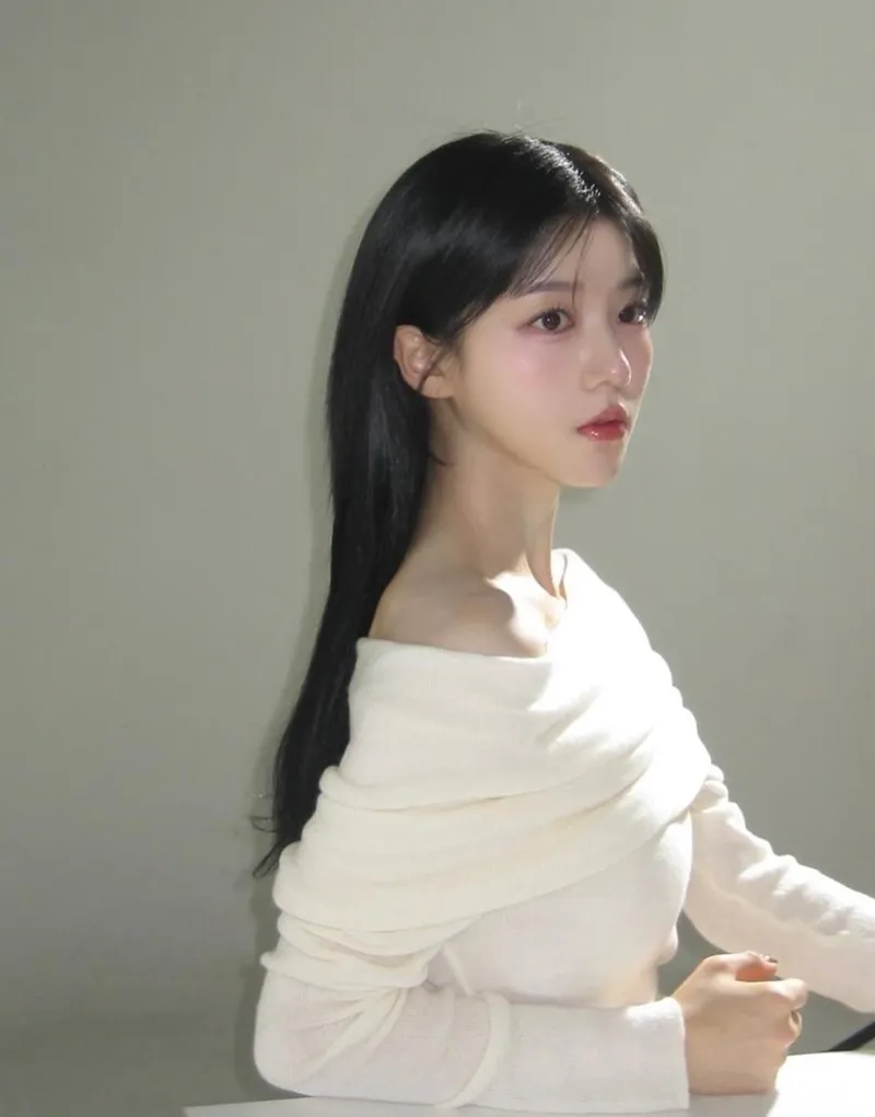 “포오즈, 오늘도 다정하게”…임채현, 고요한 시선→청초미 압도 / 배우 임채현 인스타그램