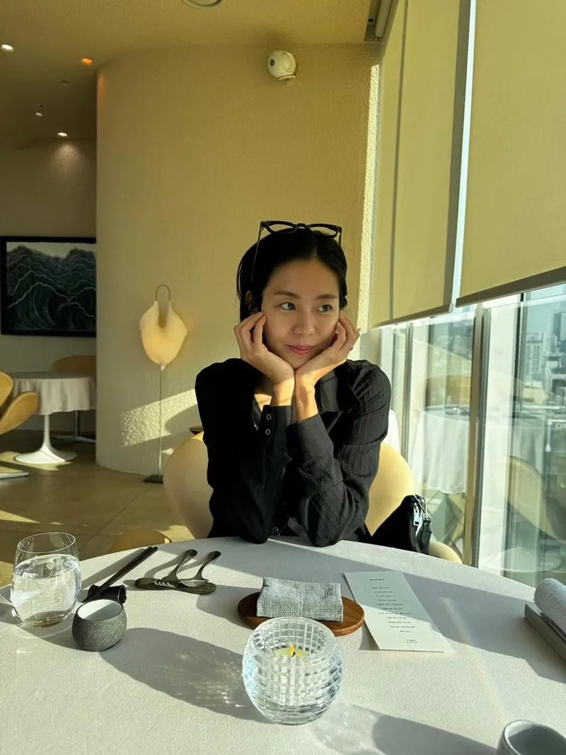 “행복하자는 작은 약속”…유이, 고요한 오후→빛으로 채운 미소 / 가수, 배우 유이 인스타그램