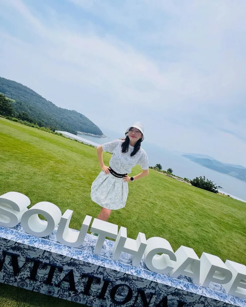 “늘 푸른 산과 바다 사이”…엄지원, 초여름 여유→청량한 비주얼로 눈길 / 배우 엄지원 인스타그램