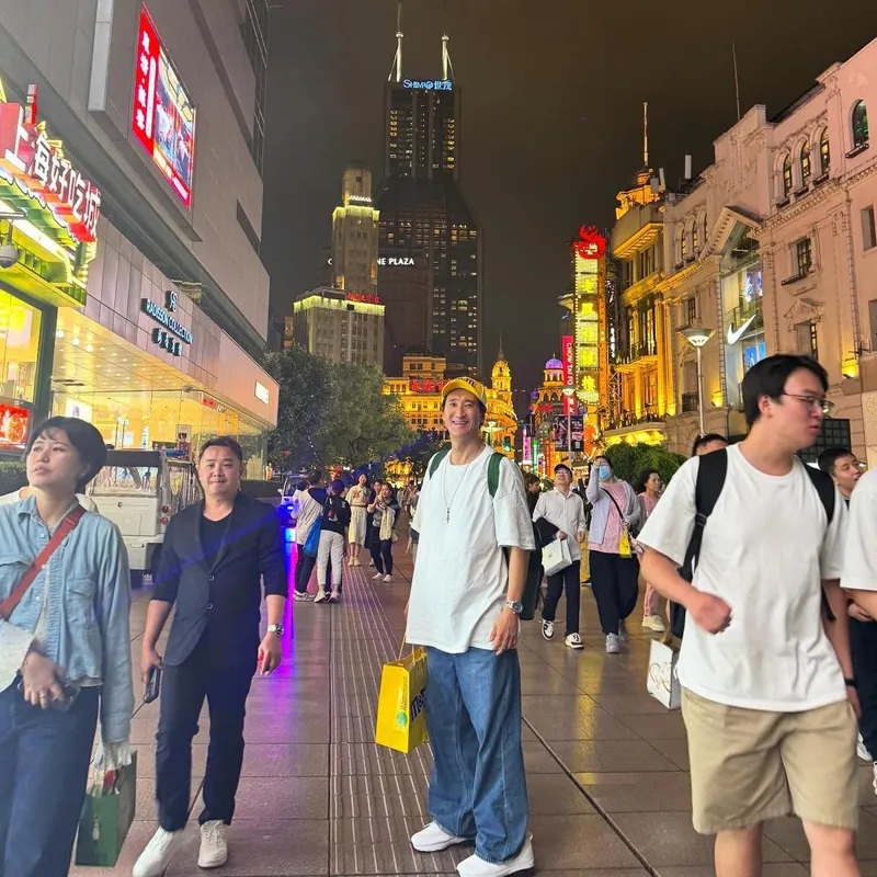 “환한 미소로 밤거리 물들이다”…신현준, 도심 속 산책→여유의 진수 / 배우 신현준 인스타그램