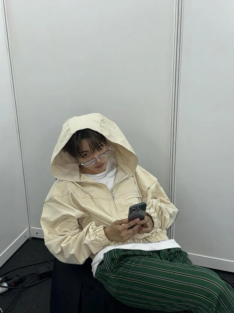 “Emo저모”…홍중, 무심한 밤→후드 속 깊은 시선 / 그룹 에이티즈 홍중 인스타그램