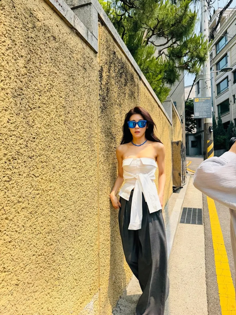 “햇살에 녹아든 대담함”…하지원, 여름 골목→강렬한 변신 / 배우 하지원 인스타그램