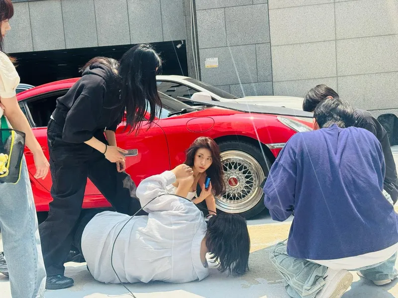 “햇살에 눈부신 긴장감”…하지원, 촬영장 한가운데서→도시적 대담함 선사 / 배우 하지원 인스타그램