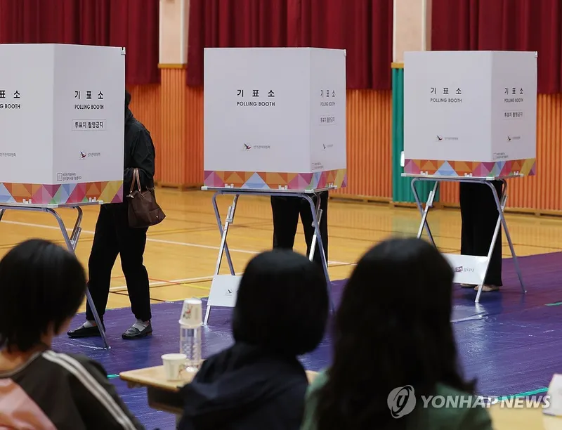 3일 오전 울산시 남구 신정중학교 체육관에 마련된 옥동 제3투표소에서 유권자들이 투표하고 있다 / 연합뉴스