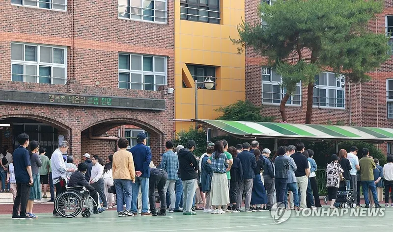 “동트는 새벽, 줄 잇는 한표의 의미”…전국 투표소마다 시민 열기→국민 의무와 희망 쌓이다
