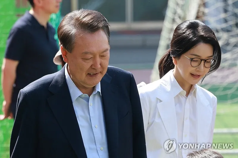 윤석열 부부 동반투표 현장 침묵