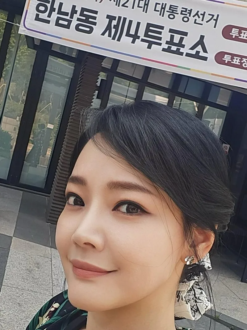 “우리나라 대한민국 사랑해”…김소현, 신념 가득 미소→투표소 인증 / 뮤지컬배우 김소현 인스타그램