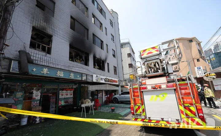 목격자 “남성이 시너 뿌렸다” 진술…신당동 봉제공장 불길, 60대 여성 사망→경찰, 방화 여부 조사