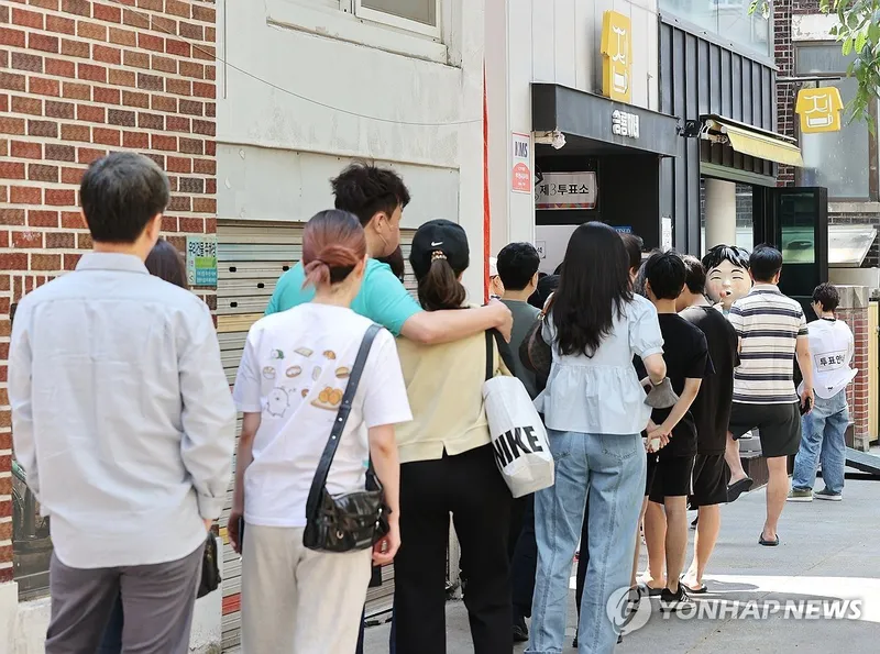 역대 최고 대선 투표 열기…중앙선관위, 오후 1시 62.1%→최종 투표율 80% 향한 이정표