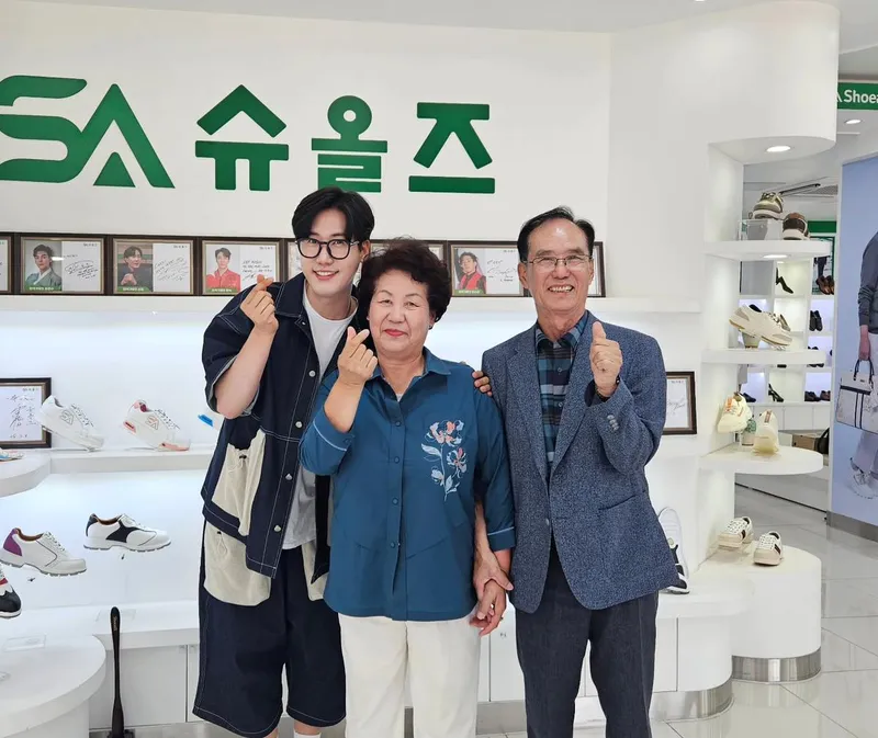 “따스했던 웃음”…신성, 가족과 함께한 순간→기분 좋은 감동 / 가수 신성 인스타그램