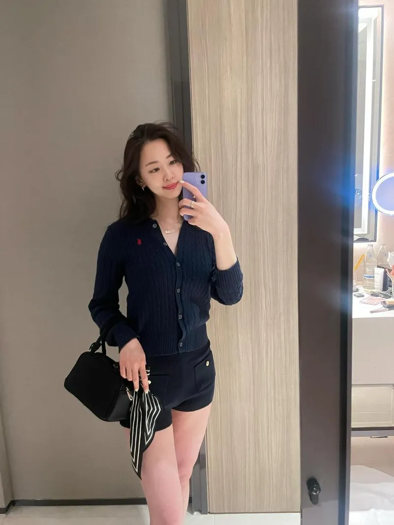“거울 속의 새로운 시작”…김다솜, 초여름 설렘→세련된 미소 / 배우 김다솜 인스타그램