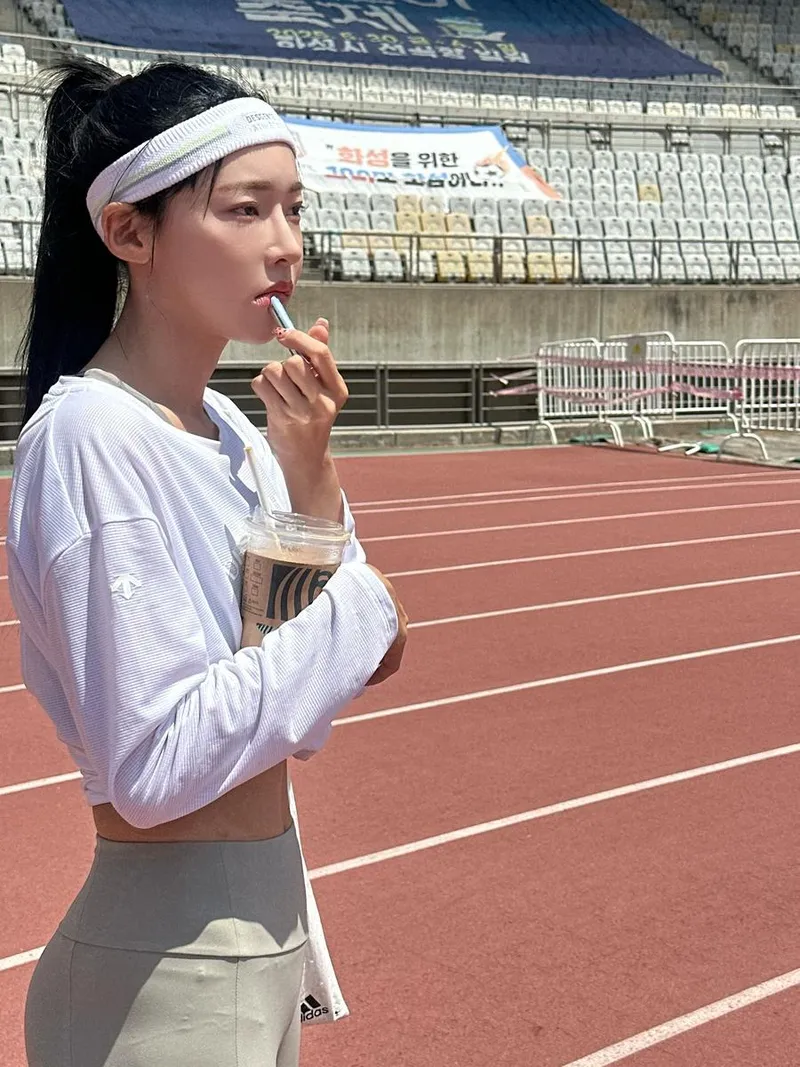 “입술도 탑니다”…김민지, 햇살 품은 순간→트랙 위 여름의 서정 / 육상선수 김민지 인스타그램