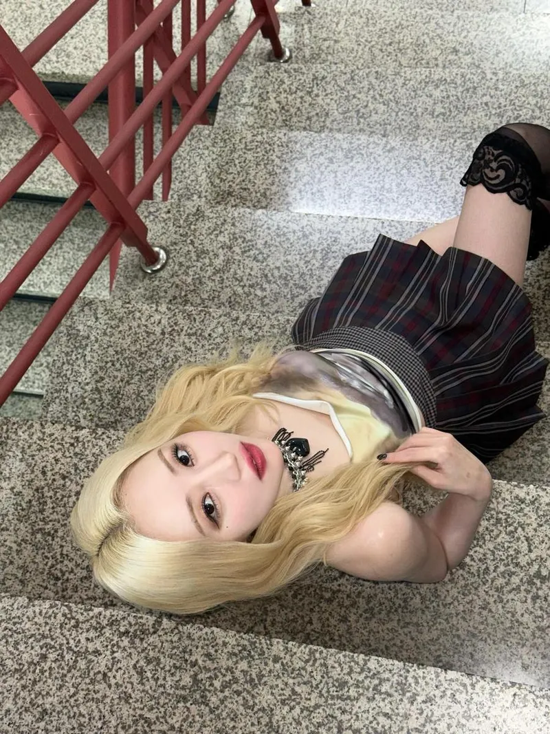 “뽜팅 넘치게 돌아가는 우리네 일요일”…드림캐쳐 수아, 계단 위 시선 압도→금발의 반전 청량 / 걸그룹 드림캐쳐 수아 인스타그램