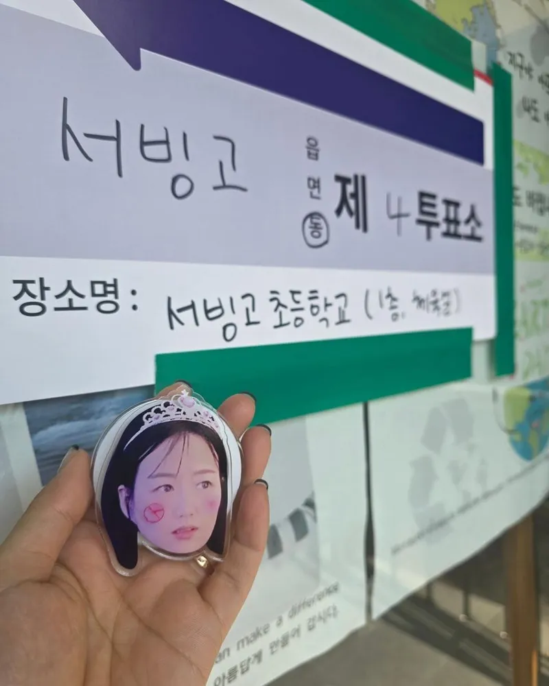 “투표소 앞 소녀의 미소”…장윤정, 설렘 가득한 순간→뜻깊은 하루 인증 / 가수 장윤정 인스타그램